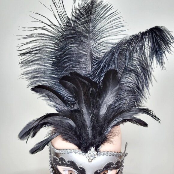 Black and silver masquerade mask with feathers, minor flaws - Picture 3 of 5